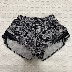 Lululemon hotty hot 2.5inch low rise shorts